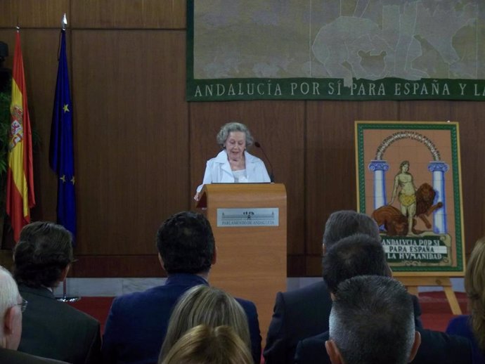 Archivo - La hija de Blas Infante, Mª Ángeles Infante, en el Parlamento andaluz, en el acto institucional conmemorativo del nacimiento de su padre. (Foto de archivo).