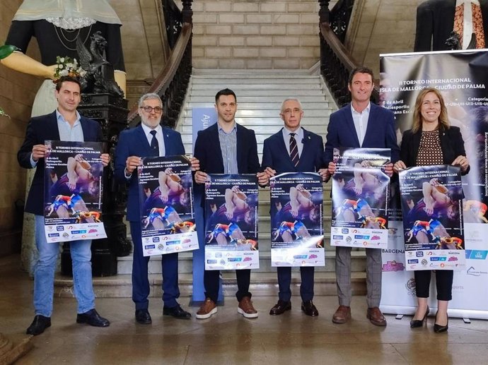 El gerente del IME, Miguel Ángel Bennàsar, junto al director general de Deportes del Ayuntamiento de Palma, David Salom, y el presidente de la Federación Balear de Lucha y Modalidades Asociadas, Eusebio Capel, durante la presentación del Torneo.