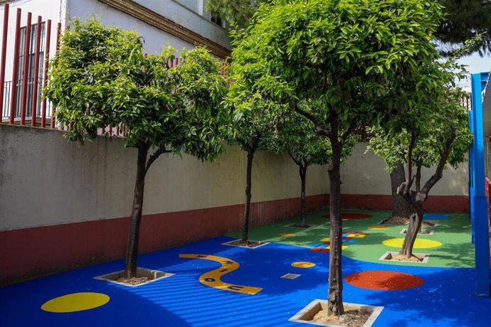 Obras de mejora en el patio infantil del CEEE Virgen Macarena.