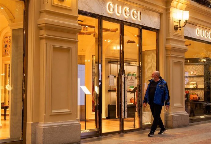 Archivo - 08 March 2022, Russia, Moscow: A man walks past a closed Gucci boutique. Major international premium brands have ceased their activities in Russia. Photo: Alexander Sayganov/SOPA Images via ZUMA Press Wire/dpa