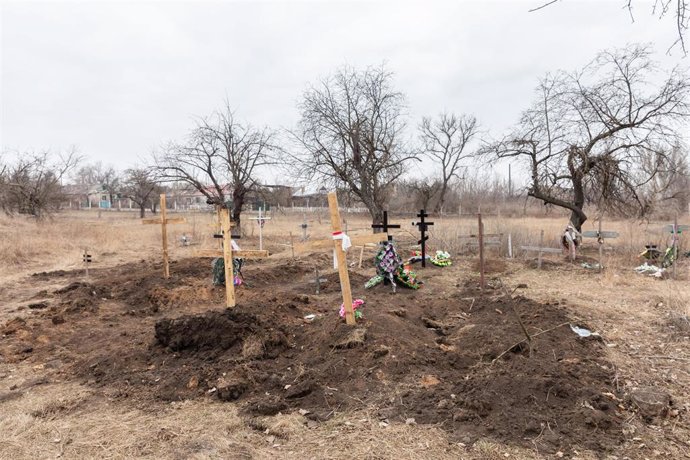 Cementerio improvisado de varias víctimas por los ataques rusos sobre Jersón (archivo).