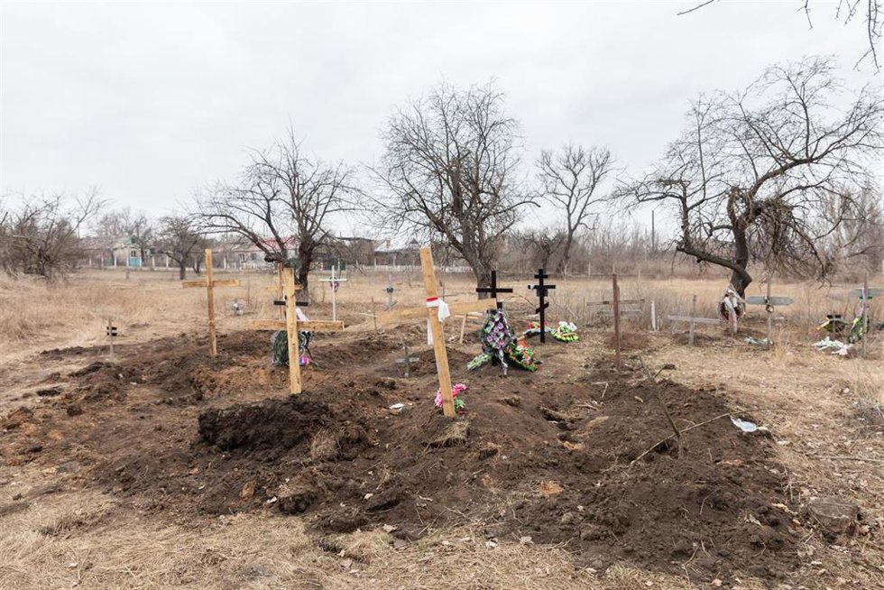 Cementerio improvisado de varias víctimas por los ataques rusos sobre Jersón (archivo).