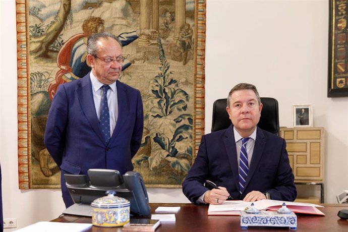 El presidente de C-LM, Emiliano García-Page, firma la carta que ha enviado al presidente del Gobierno, Pedro Sánchez.