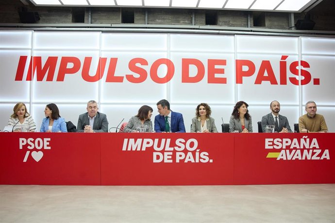 Archivo -  La ministra de Educación, Formación Profesional y Deportes, Pilar Alegría; la portavoz del PSOE, Esther Peña; el secretario de Organización del PSOE, Santos Cerdán; la presidenta del PSOE, Cristina Narbona; el presidente del Gobierno, Pedro S