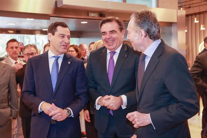 El presidente de la Junta de Andalucía, Juanma Moreno (i), junto al vicepresidente de la Comisión Europea, Margaritis Schinas (c), al inicio del Foro Joly. A 4 de abril de 2024, en Sevilla (Andalucía, España). El presidente de la Junta de Andalucía, Juanm