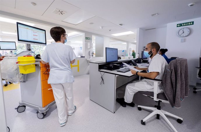 Archivo - Sanitarios trabajando en un hospital madrileño