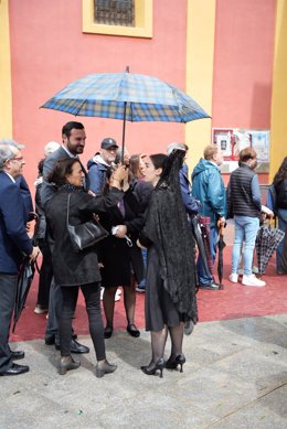 Mujeres vestidas de mantilla a su llegada a la Basílica de Jesús del Gran Poder en la mañana del Jueves Santo, a 28 de marzo de 2024, en Sevilla, Andalucía (España).