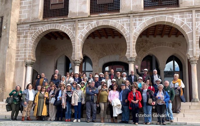 Mayores participantese en el debate