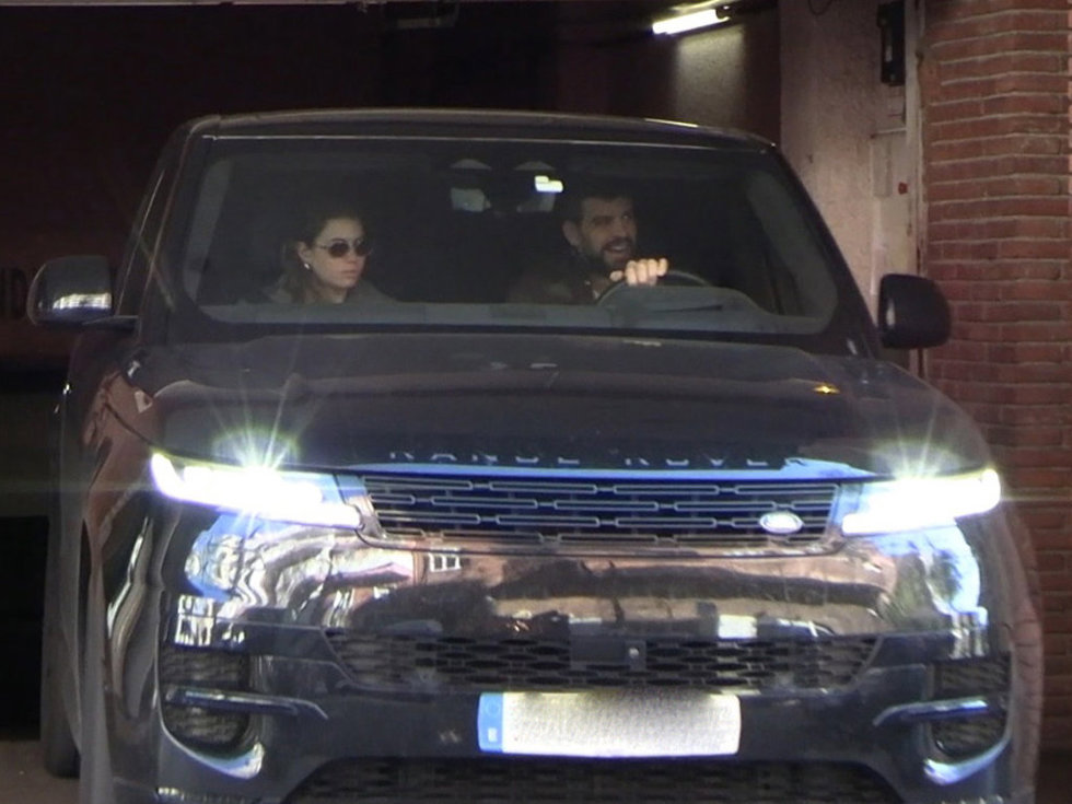 Gerard Piqué y Clara Chía saliendo de su domicilio