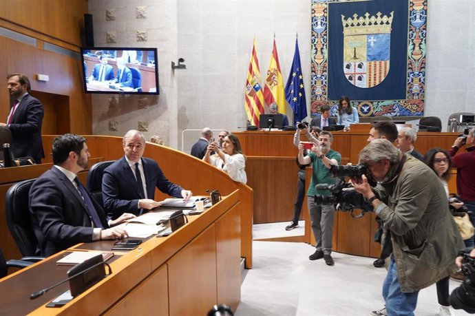 El presidente del Gobierno de Aragón, Jorge Azcón, y el vicepresidente primero, Alejandro Nolasco, en la sesión plenaria de las Cortes.