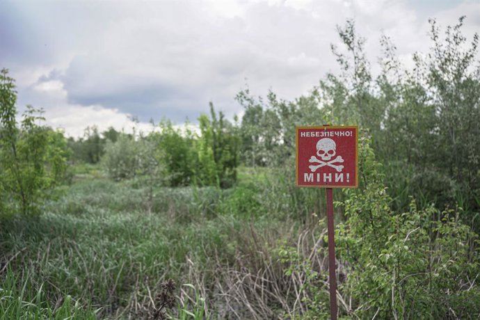 Archivo - May 23, 2023, Sviatohirsk, Ukraine: View of a warning sign for landmines in the recently occupied territory of Sviatohirsk. The ruined town of Sviatohirsk in Ukraine's Donbas Region. Just a few months ago, it was occupied by Russian forces. Ukra