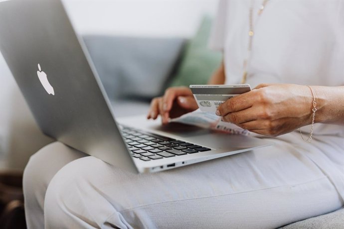 Archivo - Mujer con ordenador haciendo compra online.