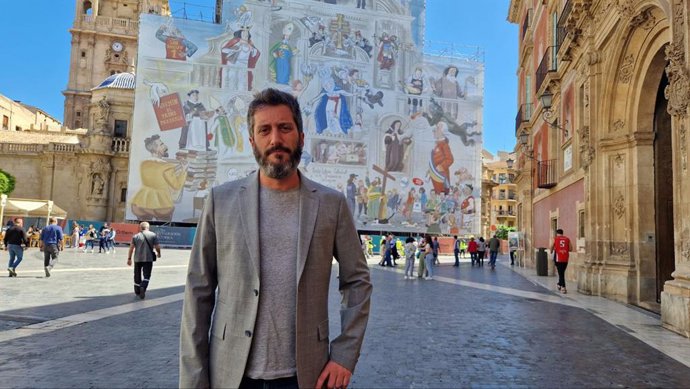 El diputado Víctor Egío, ante la fachada de la Catedral