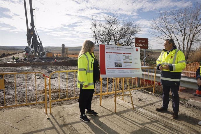 Archivo - El consejero de Vivienda, Transportes e Infraestructuras, Jorge Rodrigo, visita las obras del puente sobre el el Arroyo Culebro, el pasado mes de enero. Archivo.