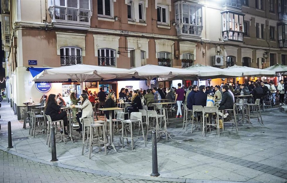 Archivo - Comensales sentados en la terraza de un establecimiento de Santander.- Archivo