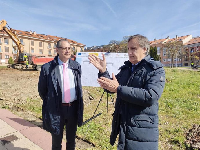 El alcalde de Salamanca, Carlos García Carbayo, este jueves en el barrio Pizarrales