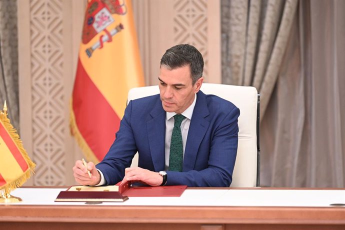 El presidente del Gobierno, Pedro Sánchez, durante la firma de acuerdos entre España y Catar, a 3 de abril de 2024, en Doha (Catar). Pedro Sánchez ha iniciado su segunda gira a Oriente Próximo desde el estallido del conflicto en la Franja de Gaza, en esta