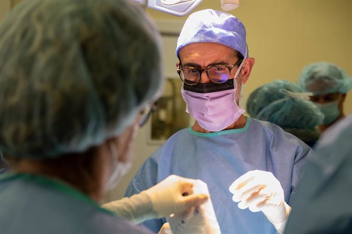 Archivo - El Clínic de Barcelona extirpa tumores del oído medio con cirugía endoscópica