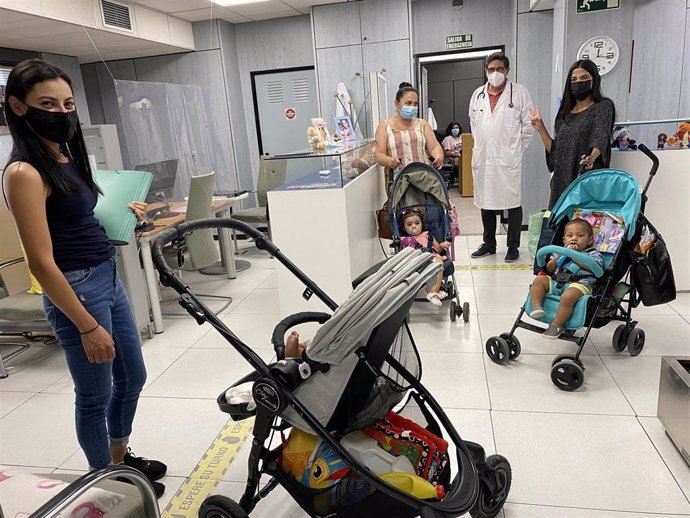 Madres con niños en el servicio médico de Fundación Madrina.