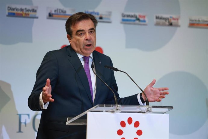 El vicepresidente de la Comisión Europea, Margaritis Schinas, interviene en el Foro Joly. A 4 de abril de 2024, en Sevilla (Andalucía, España). El presidente de la Junta de Andalucía, Juanma Moreno, ha presentado a Margaritis Schinas, vicepresidente de la