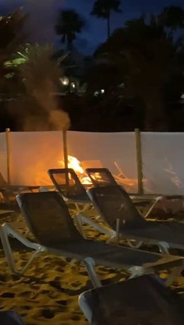 Detenidos nueve menores por causar daños de más de 7.700 euros quemando hamacas en Costa Teguise (Lanzarote)
