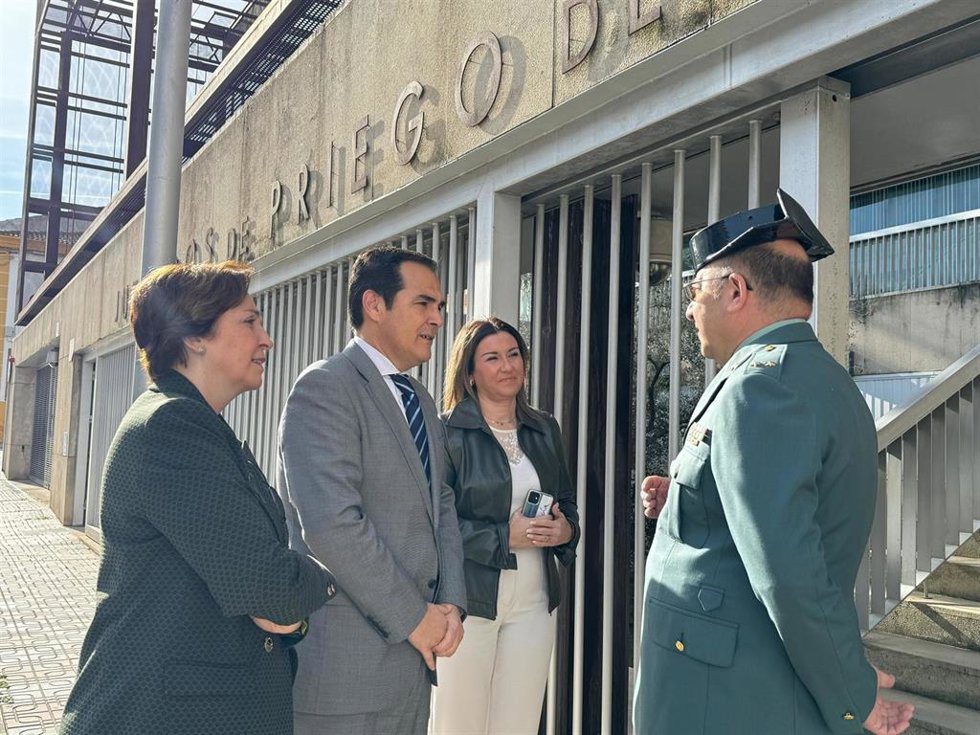 Nieto (izda.), en su visita a los juzgados de Priego de Córdoba.