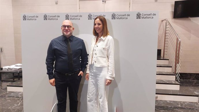 El nuevo director del Teatre Principal, Miquel Martorell, y la consellera insular de Cultura y Patrimonio, Antònia Roca.