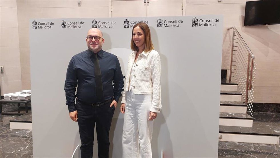 El nuevo director del Teatre Principal, Miquel Martorell, y la consellera insular de Cultura y Patrimonio, Antnia Roca.