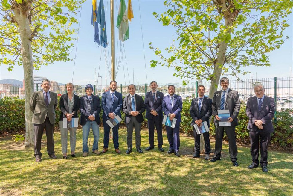 Foto de familia de los capitanes que se han incorporado en los últimos meses a la Corporación de Prácticos del Puerto de Algeciras.