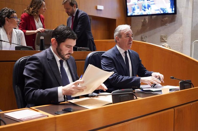 El presidente del Gobierno de Aragón, Jorge Azcón, y el vicepresidente primero, Alejandro Nolasco, antes de comenzar la sesión plenaria de las Cortes autonómicas.