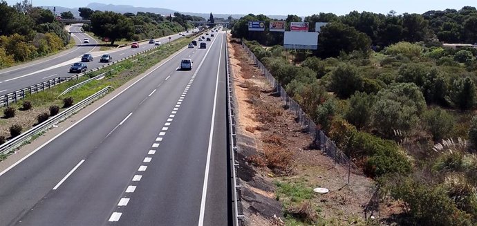 Vehículos circulando en un tramo de la carretera Ma-19 de Mallorca.