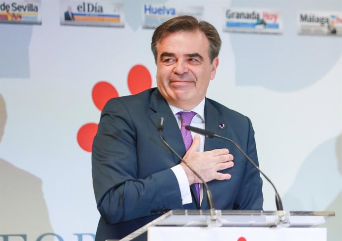 El vicepresidente de la Comisión Europea, Margaritis Schinas, interviene en el Foro Joly. A 4 de abril de 2024, en Sevilla (Andalucía, España). El presidente de la Junta de Andalucía, Juanma Moreno, ha presentado a Margaritis Schinas, vicepresidente de 