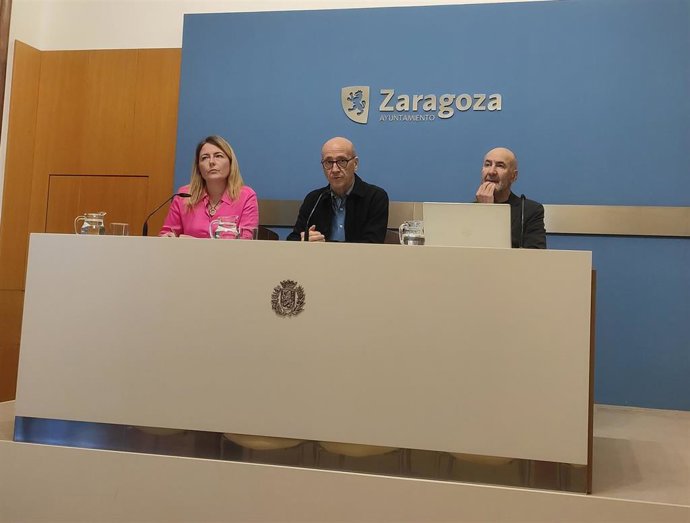 El concejal de Deportes del Ayuntamiento de Zaragoza, Félix Brocate, junto a los presidentes de GEDA, Raquel Sancho, y FAGDE, Fernando París.