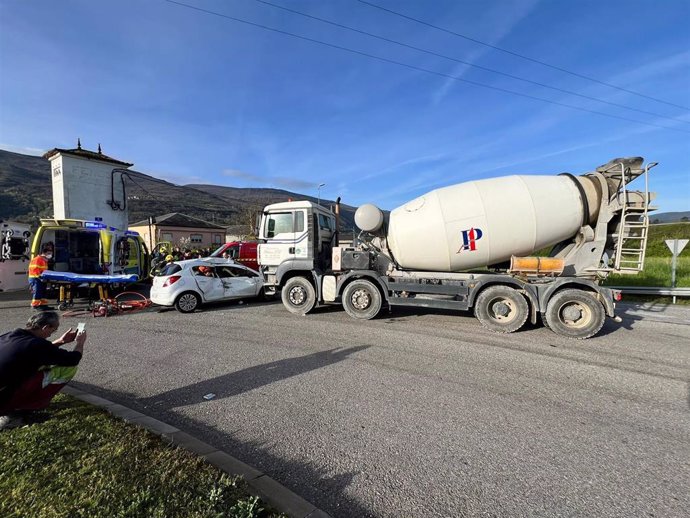 Accidente en Ourense, al embestir un camión hormigonera un turismo con una conductora