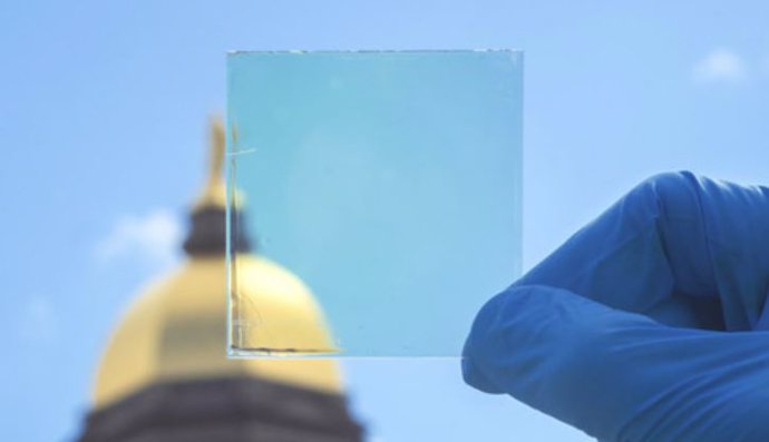 Investigadores de la Universidad de Notre Dame han desarrollado un nuevo revestimiento para ventanas que bloquea la luz ultravioleta e infrarroja que genera calor y permite la entrada de luz visible, independientemente del ángulo del sol.