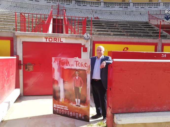 Indalecio Sobrino posa con el cartel anunciador de la Feria del Toro de Pamplona 2024.