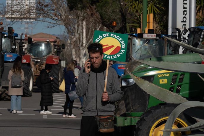 Archivo - Agricultores durante una concentración en Mercabarna, a 13 de febrero de 2024, en Barcelona, Catalunya (España). Las acciones de hoy de los agricultores y ganaderos se han convocado por Unió de Pagesos y Revolta Pagesa en Mercabarna, el Port d