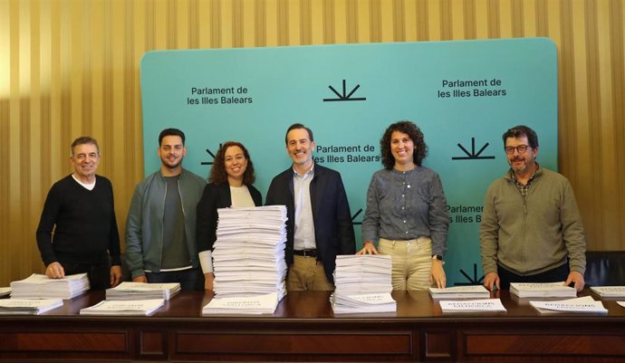El presidente del Parlament, Gabriel Le Senne, en la presentación del jurado que elegirá a los ganadores de los concursos de dibujo y expresión escrita 'Un Parlament per a tothom' y 'Valors i Parlament'.
