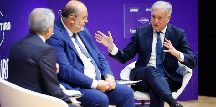 Octavio López, durante su intervención, junto al vicepresidente de Castilla - La Mancha, José Luis Martínez Guijarro, y el moderador, Vicente Vallés