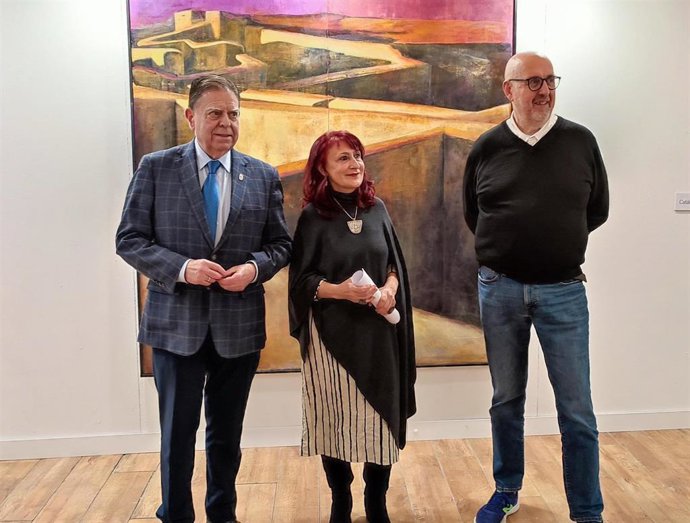 El alcalde de Oviedo, Alfredo Canteli, junto a la pintora asturiana Encarna Díaz Velasco y el comisario de su exposición, Fernando Castro.