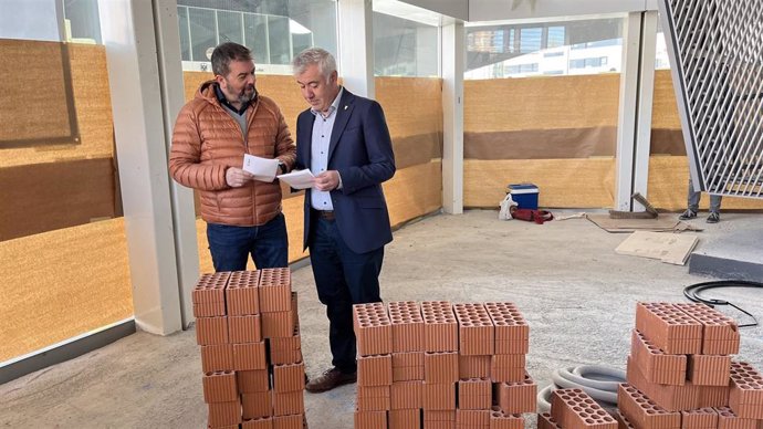 El concejal Ángel Andrés visita las obras de la futura cafetería de la nueva estación de autobuses de Logroño, que estará para junio.