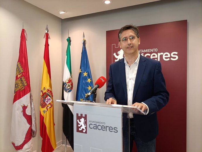 El concejal de Infraestructuras del Ayuntamiento de Cáceres, Víctor Bazo, en una rueda de prensa