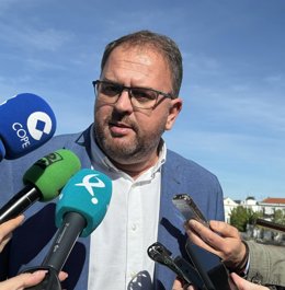 El alcalde de Mérida, Antonio Rodríguez Osuna, atiende a los medios