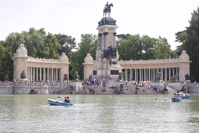 Archivo - Estanque grande de El Retiro y Monumento a Alfonso XII en el Parque de El Retiro