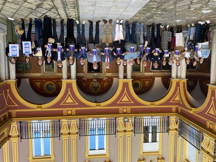 Presentación de la campaña Vecin@s para Ayudarte' en el Ayuntamiento de Huelva.