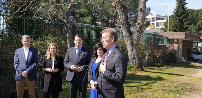 El presidente del PP, Alberto Núñez Feijóo, junto al de la Junta, Alfonso Fernández Mañueco, durante su visita al centro 'El Corro' de Valladolid