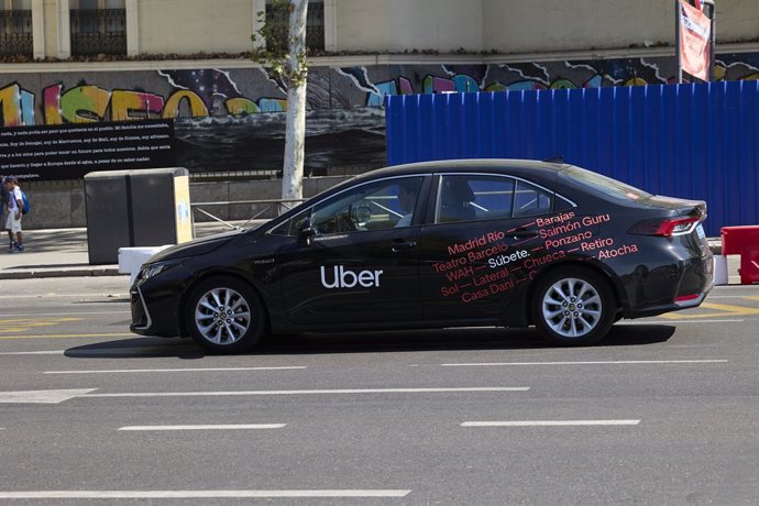 Archivo - Un taxi de Uber en la zona de Atocha, a 24 de agosto de 2023, en Madrid (España). El Tribunal Supremo ha rechazado un recurso presentado por Vector Ronda, una filial de la plataforma Cabify, que solicitaba al Estado una indemnización de 237,5 mi