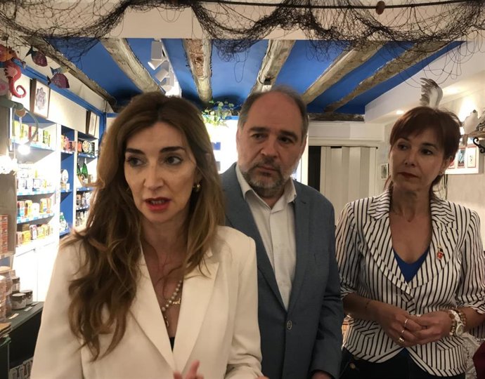 El consejero municipal de Participación Ciudadana y Régimen Interior, Alfonso Mendoza; la coordinadora de Distrito Activo, Genel Romero; y la propietaria de LatasTienda, Eva Celiméndiz