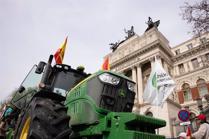 Un tractor frente al Ministerio de Agricultura durante una nueva jornada de protestas de agricultores y ganaderos,  