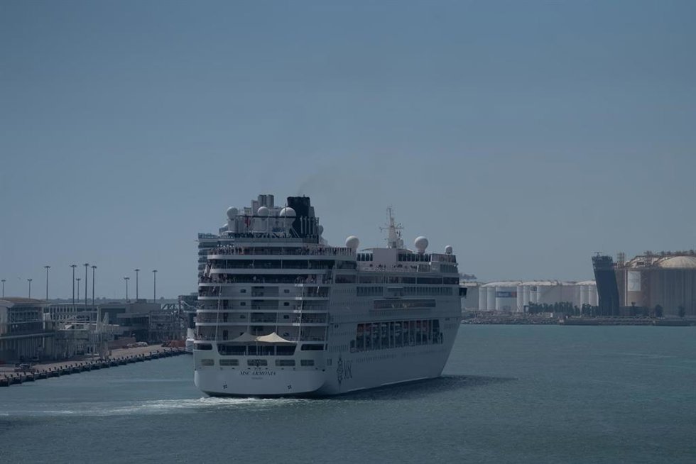 Zarpa el barco atracado en Barcelona
